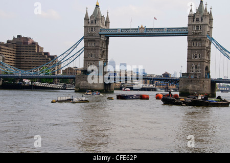 Tower Bridge,différentes vues à partir de la rive sud,Tamise,la Cathédrale St Paul, ville,gabarres,Trafic,bateaux,Londres,Grande-Bretagne Banque D'Images