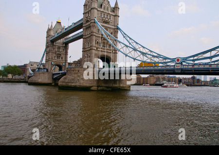 Tower Bridge,différentes vues à partir de la rive sud,Tamise,la Cathédrale St Paul, ville,gabarres,Trafic,bateaux,Londres,Grande-Bretagne Banque D'Images