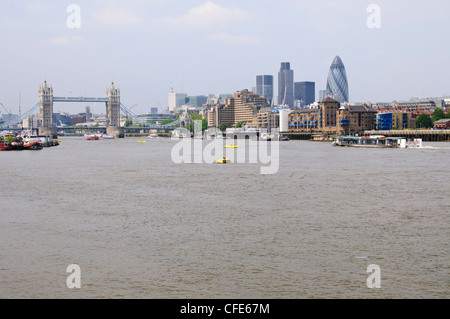 Tower Bridge,différentes vues à partir de la rive sud,Tamise,la Cathédrale St Paul, ville,gabarres,Trafic,bateaux,Londres,Grande-Bretagne Banque D'Images