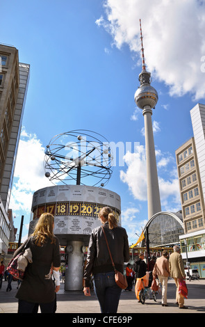 Deux monuments de Berlin, le monde horloge temps réel et la tour de télévision de l'Alexanderplatz, tourné sur un ciel bleu d'été. Banque D'Images