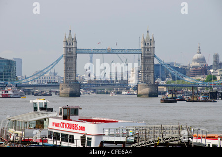 Tower Bridge,différentes vues à partir de la rive sud,Tamise,la Cathédrale St Paul, ville,gabarres,Trafic,bateaux,Londres,Grande-Bretagne Banque D'Images