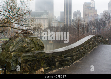 Central Park, New York City Gapstow bridge sur Mars jour brumeux Banque D'Images