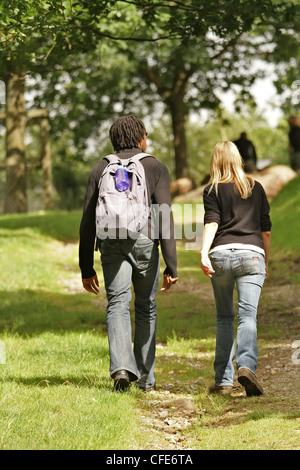 Un young mixed race couple en train de marcher dans la campagne Banque D'Images