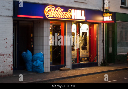 Dommages causés par des émeutiers pendant les troubles dans la région de Gloucester 2011 Émeutes. Banque D'Images