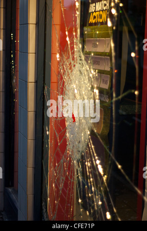 Dommages causés par des émeutiers pendant les troubles dans la région de Gloucester 2011 Émeutes. Banque D'Images