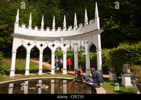 UK, Gloucestershire, Painswick Rococo, maison jardin, étang à l'Exedra peint en blanc, coin salon Banque D'Images