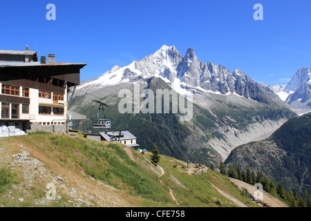 Cable car en arrivant à la gare de Flégère mountain en face du massif du Mont-Blanc par beau temps, France Banque D'Images