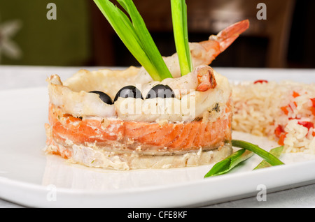 Délicieux poisson préparé avec du riz et légumes Banque D'Images