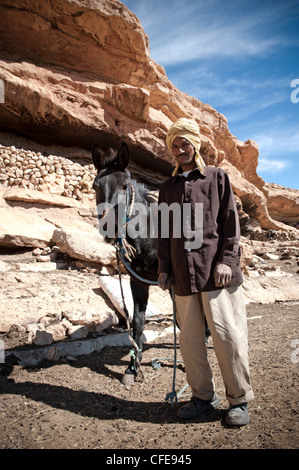 Berbère nomade avec un cheval en face de sa maison, dans la vallée de Todra, Atlas, Maroc Banque D'Images