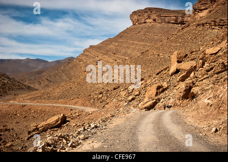 Berbère nomade avec un âne dans les Gorges de Todra, Atlas, Maroc Banque D'Images