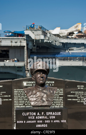 Buste de Vice-amiral Clifton Sprague en face de Midway Aircraft Carrier-San Diego, Californie, USA. Banque D'Images