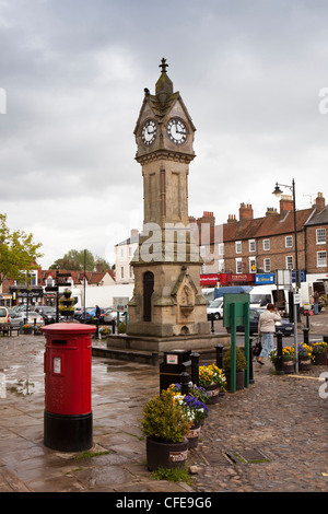 Royaume-uni, Angleterre, dans le Yorkshire, Thirsk, Place du marché, tour de l'horloge construite en 1896 pour commémorer le mariage de l'actuel Duc de York Banque D'Images