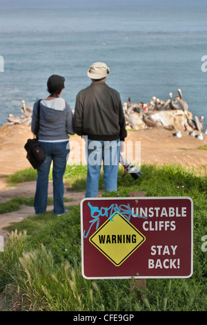 Panneaux de mise en garde sur des falaises rocheuses au-dessus de l'océan Pacifique, La Jolla, Californie, USA. Banque D'Images