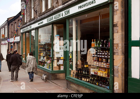 Royaume-uni, Angleterre, dans le Yorkshire, Wensleydale, Hawes centre du village, Place du marché, Elijah Allen's old fashioned épicerie. Banque D'Images