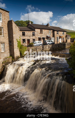 Royaume-uni, Angleterre, dans le Yorkshire, Wensleydale, Hawes, Duerley beck gonflé par la pluie s'écoulant dans village Banque D'Images