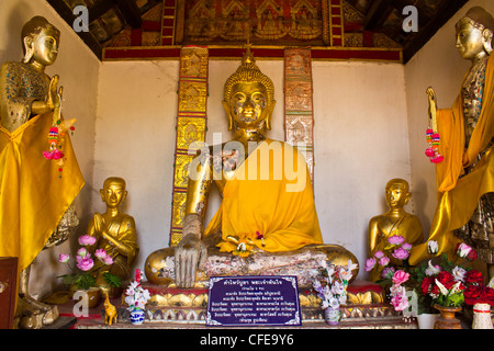 Statue de Bouddha dans le temple de Wat Prabattakpha Banque D'Images