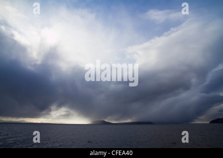 L'île de Eigg sous un ciel d'orage vu depuis le ferry Petites îles Banque D'Images