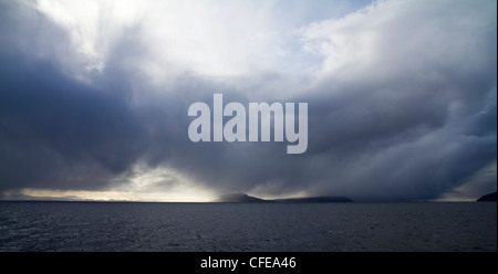 Une vue de l'île de Eigg, l'une des petites îles, prise depuis le ferry sur un jour de tempête Banque D'Images