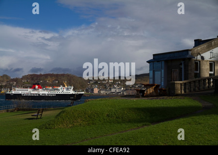 Un traversier à Oban, côte ouest de l'Écosse, du parc avec les fruits de mer Dungallan restaurant Temple au premier plan Banque D'Images