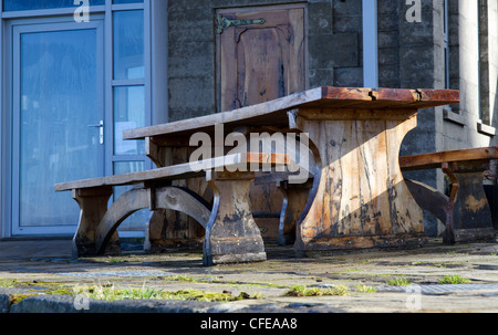 Une table en bois et des bancs à l'extérieur du Temple de fruits de mer restaurant à Oban, l'ouest de l'Écosse Banque D'Images