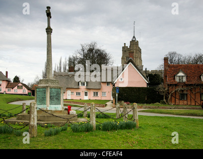 Chaumières à Cavendish dans le Suffolk avec War Memorial en premier plan Banque D'Images