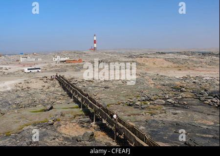 Diaz Point près de Luderitz, en Namibie. Sol en bois passerelle menant à la Croix Diaz Banque D'Images