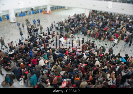 L'aéroport de Djerba. La Tunisie. Environ 15000 réfugiés évacués de Libye en attente d'avions pour les prendre à la maison Banque D'Images