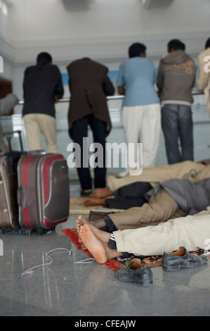 L'aéroport de Djerba. La Tunisie. Environ 15000 réfugiés évacués de Libye en attente d'avions pour les ramener à la maison, 2011 Banque D'Images