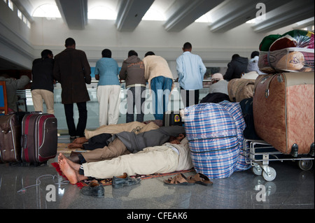 L'aéroport de Djerba. La Tunisie. Environ 15000 réfugiés évacués de Libye en attente d'avions pour les ramener à la maison, 2011 Banque D'Images