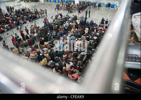 L'aéroport de Djerba. La Tunisie. Environ 15000 réfugiés évacués de Libye en attente d'un avion pour les ramener à la maison. 2011 Banque D'Images