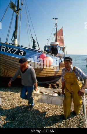 Les pêcheurs de Hastings déchargent leurs prises de poisson East Sussex. La Plage De Stade. Hastings. Angleterre, Royaume-Uni Banque D'Images