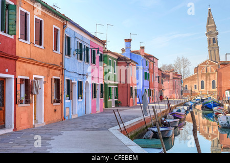 Le campanile d'ardoise, l'église de San Martino, Piazza Galuppi, Burano, Venise, Italie Banque D'Images