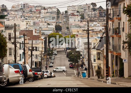 Scène de rue de san francisco cable car,montrant les voies avec des voitures et des taxis. Banque D'Images
