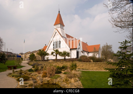 St James's Church (unique joli petit bâtiment en bois blanc avec peu de tour) et attractif - jardin biblique Baildon, West Yorkshire, Angleterre, Royaume-Uni. Banque D'Images