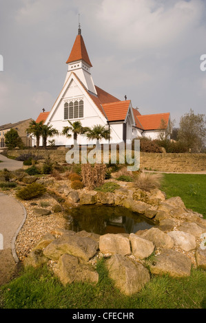 St James's Church (unique joli petit bâtiment en bois blanc avec peu de tour) et attractif - jardin biblique Baildon, West Yorkshire, Angleterre, Royaume-Uni. Banque D'Images