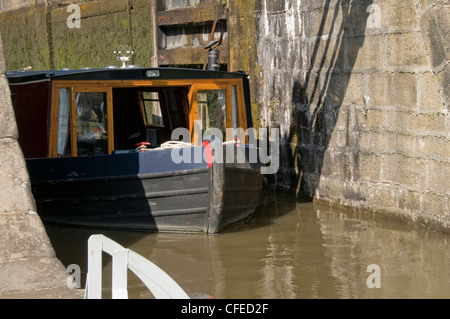 (Arc) avant de 15-04 Navigation & Navigation hors de verrouillage du fond de l'augmentation de cinq écluses - Bingley, Leeds Liverpool Canal, West Yorkshire, England, UK Banque D'Images