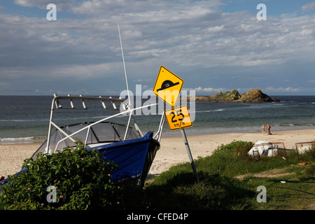 Les gens et voile à plage de Myall Lakes National Park en Nouvelle Galles du Sud, Australie Banque D'Images