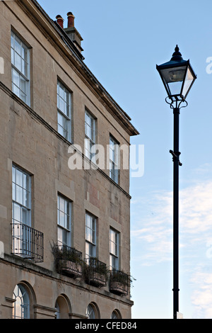 Grande lampe de rue traditionnels et maisons de ville dans la rue Johnstone, Bath, Royaume-Uni Banque D'Images