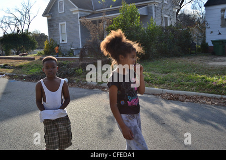 Afro-américains pauvres, les enfants jouent dans la rue de quartier pauvre à Montgomery, Alabama, USA. Banque D'Images