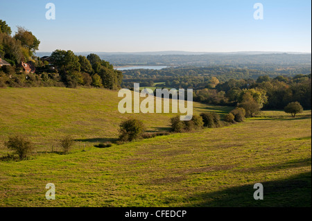 À la recherche d'Ide Sud Hill, Kent UK vers le réservoir Bough Beech Banque D'Images