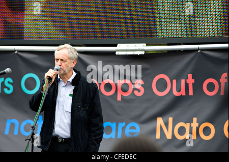 Jeremy Corbyn MP parle lors de la 8e octobre 2011 Assemblée générale de masse anti-guerre à Londres Banque D'Images