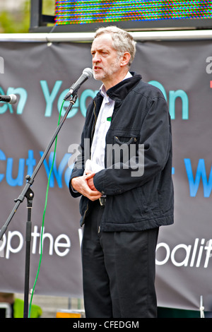 Jeremy Corbyn MP parle lors de la 8e octobre 2011 Assemblée générale de masse anti-guerre à Londres Banque D'Images