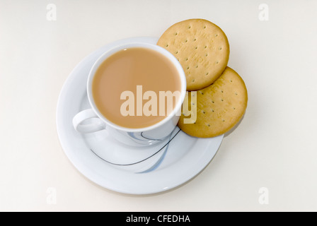 Pour l'heure du thé. Une bonne tasse de thé prêt et en attente pour rafraîchir avec quelques biscuits thé riche pour faire bonne mesure. Banque D'Images