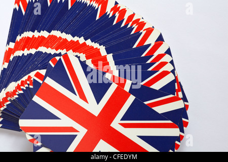 Jeu de cartes avec Union Jacks à l'arrière situé sur fond blanc Banque D'Images