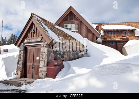 Belle vue sur le lac du cratère recouvert de neige en hiver. Banque D'Images