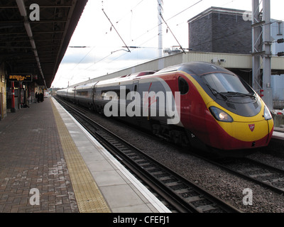 Intercity Voyager Virgin train arrive à la gare de Warrington Bank Quay. En regardant vers le sud. Banque D'Images