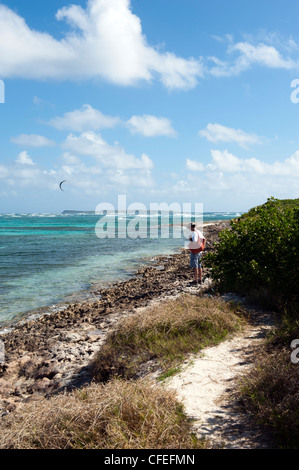 Homme debout sur la rive de la plage d'Orient Bay, Saint Martin Banque D'Images