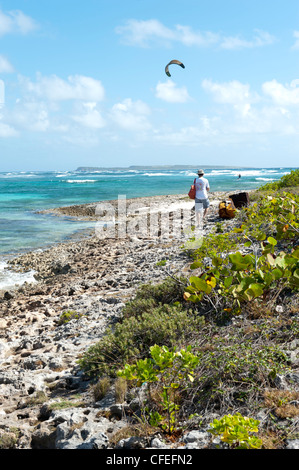 Homme marchant sur la plage, la plage d'Orient Bay, Saint Martin Banque D'Images