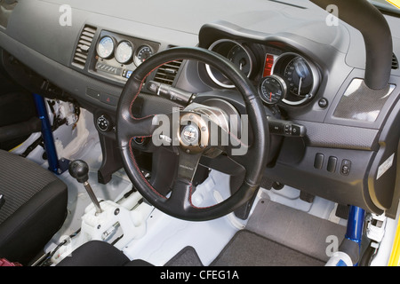 Volant et tableau de bord Tableau de bord avec compteur de vitesse et compte-tours tacho speedo dans une voiture sportive Sport Mitsubishi japonais Banque D'Images