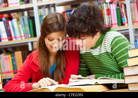 Les amis de passer du temps ensemble studying at library Banque D'Images